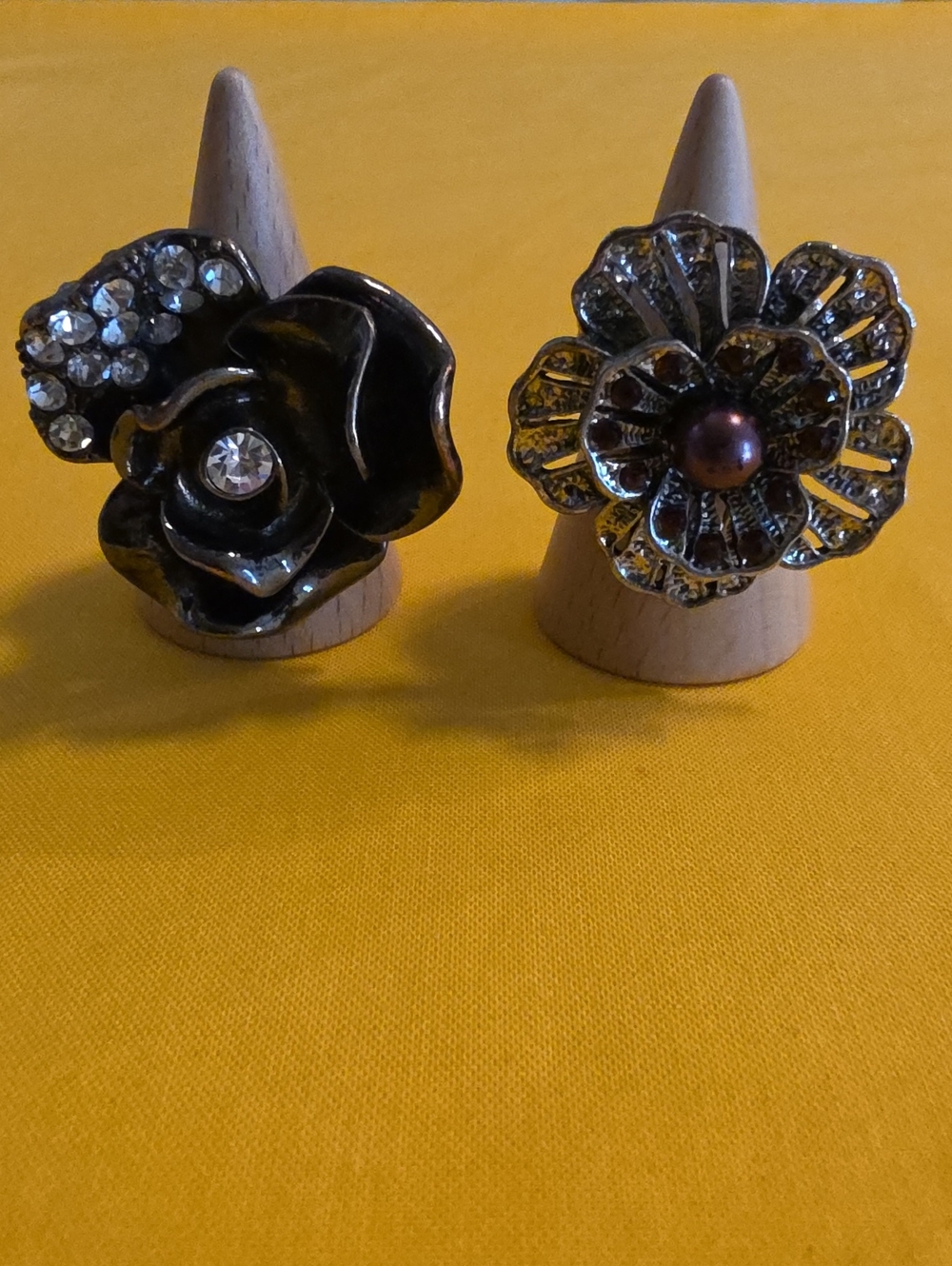 Vintage Floral Stretch Rings in Dark Brass And Silver Tones - Set of 2